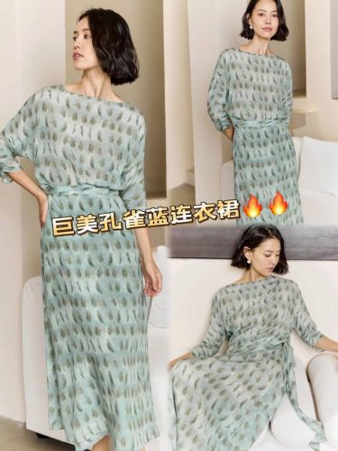 连衣裙 芝美日禾 围裹设计孔雀蓝连衣裙 以孔雀蓝为底 绘上写意笔触的印花延伸无尽生机 传递浪漫诗意 用一片式围裹结构 塑造纤腰遮肉显瘦 拉长身材比例褶皱七分袖带