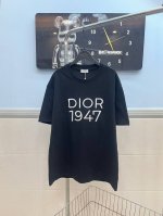 款号109 Dior迪奥万针刺绣圆领短袖 采用280G纯棉双纱面料 上身舒适柔软 胸前采用万针精美刺绣工艺 整体立体高端 高版本可随意对比 三标齐全 男女同款