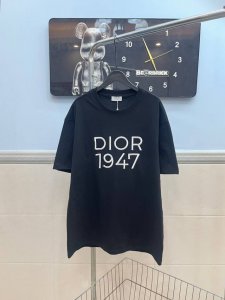 款号109 Dior迪奥万针刺绣圆领短袖 采用280G纯棉双纱面料 上身舒适柔软 胸前采用万针精美刺绣工艺 整体立体高端 高版本可随意对比 三标齐全 男女同款