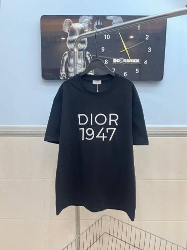 款号109 Dior迪奥万针刺绣圆领短袖 采用280G纯棉双纱面料 上身舒适柔软 胸前采用万针精美刺绣工艺 整体立体高端 高版本可随意对比 三标齐全 男女同款
