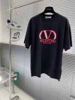 Vltn 2025Ss春夏新品 字母刺绣短袖，重磅级尤物单品，官网在售系列。奢侈一线大牌的御用面料厂织造，手感柔软舒适，穿着无累赘感，吸湿透气，弹性与垂感颇佳。