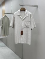 一套 不分开销售 lss新款男士亚麻衬衫 顶级面料 最新款上身版型无敌正 绝对可以闭眼入的款 简约刺绣Logo 低调老钱风 日常上班 户外运动都可以穿着 是时尚