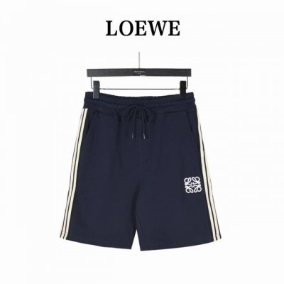 Loewe 罗意威 经典侧边织带短裤 爆款来袭复古潮流织带点缀松紧腰休闲五分裤 很经典的一款 松紧腰 两侧插袋 两侧织带的点缀点缀设计 复古潮流的同时又有细节感