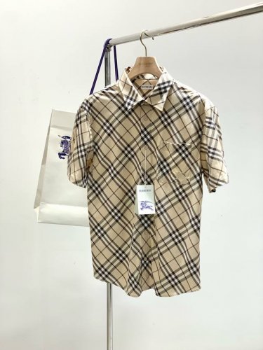 burberry 巴宝莉，2025夏季最新品，专柜同步有售，原单狠货，时尚休闲短袖衬衫，进口原版面料，上身舒适透气，顶级刺绣工艺字母图案装饰Logo，档次极高，