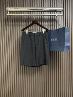 Loewe Anagram 法兰绒短裤，定制美利奴羊毛和羊绒 舒适贴肤 质感十足 深邃灰调邂逅利落剪裁 膝盖处饰有激光烧花Anagram 几何切割打破平面桎梏