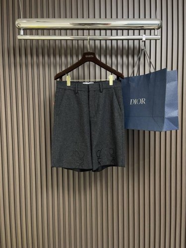 Loewe Anagram 法兰绒短裤，定制美利奴羊毛和羊绒 舒适贴肤 质感十足 深邃灰调邂逅利落剪裁 膝盖处饰有激光烧花Anagram 几何切割打破平面桎梏
