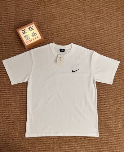 60 顶端刺绣品质耐克Nike 白色基础款短袖宽松男女同款情侣款 采用抗菌260克新疆长绒棉重磅面料 透气舒适 怎么洗都不起球透气轻柔的短袖，让您穿着舒适一整天