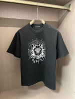 范思哲 2025新款 圆领 短袖 T恤 高端版本！专柜定制面料 透气舒适度高，细节无可挑剔，品牌元素设计理念，体现高品质。手感细腻柔软！呈现休闲裁剪，上身版型超