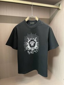 范思哲 2025新款 圆领 短袖 T恤 高端版本！专柜定制面料 透气舒适度高，细节无可挑剔，品牌元素设计理念，体现高品质。手感细腻柔软！呈现休闲裁剪，上身版型超