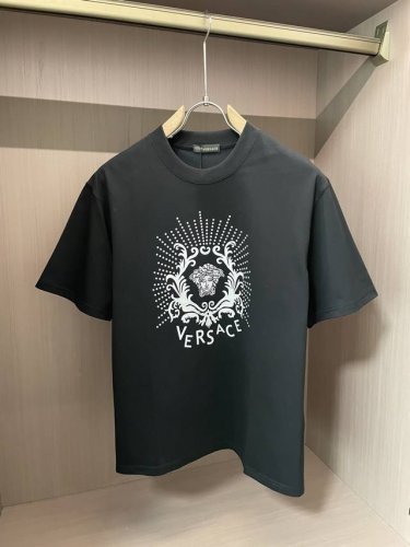 范思哲 2025新款 圆领 短袖 T恤 高端版本！专柜定制面料 透气舒适度高，细节无可挑剔，品牌元素设计理念，体现高品质。手感细腻柔软！呈现休闲裁剪，上身版型超