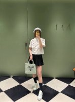 pd 2025夏季新款 短款短袖衬衫 胸前口袋有经典品牌倒三角标识,衬衣真的是衣柜必不可少的单品！版型完全不挑身材 慵懒又随意的感觉真的太好穿了！时髦精们Bi入