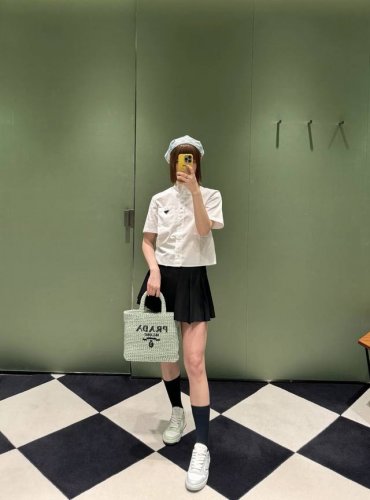pd 2025夏季新款 短款短袖衬衫 胸前口袋有经典品牌倒三角标识,衬衣真的是衣柜必不可少的单品！版型完全不挑身材 慵懒又随意的感觉真的太好穿了！时髦精们Bi入