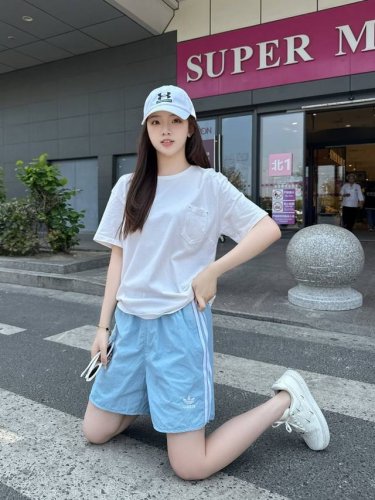 新款上新 Adidas 阿迪达斯三叶草 夏季海外版专柜限定侧边三条杠撞色拼接休闲运动短裤五分裤，男女同款。 阿迪夏季爆款短裤，裤型两侧阿迪三叶草撞色三条杠拼接设