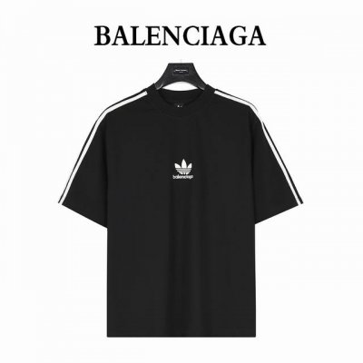 Balenciaga X Adidas联名 三叶草Logo压胶短袖T恤 面料采用300克重磅洗水纯棉 特定重磅21S精棉平纹针织面料 搭配32S+70D拉架螺纹