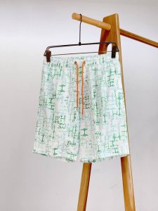 hermèS 爱马仕 2025Ss春夏新品 休闲沙滩运动短裤，采用高精度数码匹印。用色彩点亮生活。独特H家风格印花图案 是海边的时尚密码。每一道线条，都是对自由