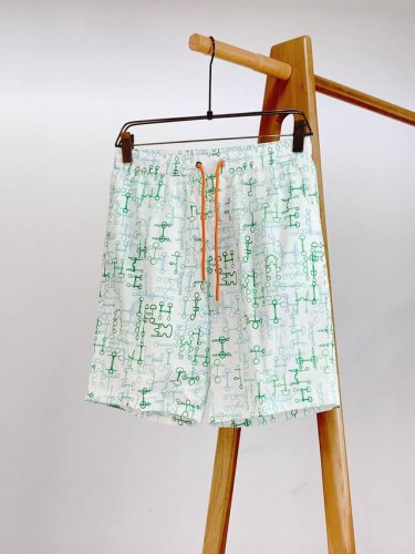 hermèS 爱马仕 2025Ss春夏新品 休闲沙滩运动短裤，采用高精度数码匹印。用色彩点亮生活。独特H家风格印花图案 是海边的时尚密码。每一道线条，都是对自由