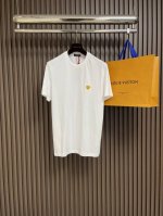 Versace 范思哲小金标刺绣短袖T恤，定制雅致温感棉面料，标志性小金标刺绣点缀正面，希腊神话中的蛇妖美杜莎，金色代表着致命的吸引力，增添品牌辨识度，极具视觉