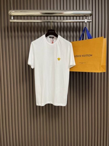 Versace 范思哲小金标刺绣短袖T恤，定制雅致温感棉面料，标志性小金标刺绣点缀正面，希腊神话中的蛇妖美杜莎，金色代表着致命的吸引力，增添品牌辨识度，极具视觉