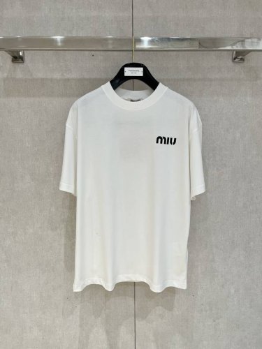 Miu家* 25Ss春夏新款首发专柜最新款短袖圆领T恤 高端订制 设计前卫时尚！品牌Logo重工艺设计 高端定制230克面料.手感柔软.穿着舒适.专柜级别精致车