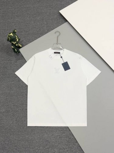 高品质 Louis Vuitton 路易威登前后凌波刺绣新款T桖， 25Ss春夏新品，胸前后幅Loog凌波刺绣，高工艺刺绣，采用德国百灵达万针刺绣，质感饱满凹凸