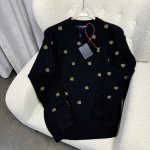 Louis Vuitton路易威登 1*V24秋冬新款满花满印刺绣针织套头衫 采用50%羊绒毛料制作而成 因此具有天然的柔软性和舒适性 同时也具有良好的吸湿性和