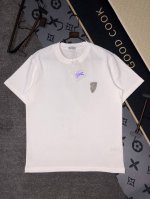 p100 Burberry短袖T恤 工艺：战马发泡印花 颜色：白色 码数：S～Xl 面料：精梳紧密棉盖棉280G