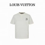 louis Vuitton 路易威登 24Ss 胸口刺绣字母短袖 胸前高密立体刺绣Logo 原版1:1针织纯棉280克重面料 同色定制色织色染高密度螺纹 采用进
