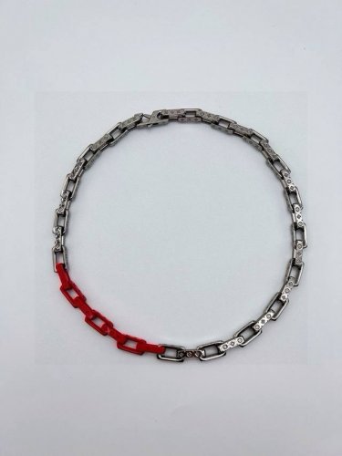 lv路易威登淬火项链红银拼色 Monogram 项链以当下潮流思维诠释路易威登的经典珠宝主题。银色金属撞色红色视觉冲击！链铭刻别致的 Monogram 图案，既