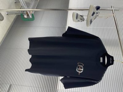 dio 25S字母手绘签名Logo图案圆领T 作为奢侈界的龙头，D家可谓是当之无愧了，而今天要说的这件作品，首先映入眼帘的就是宽松舒适的黑白纯色两大版型~~罗纹