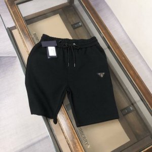C prada 普拉达 2025新款休闲短裤 定制面料 柔软舒适亲肤感极佳 吸汗透气 松紧裤头 腰围带有包边设计 品牌经典三角铁标标志点缀裤身 造就不同以往的概