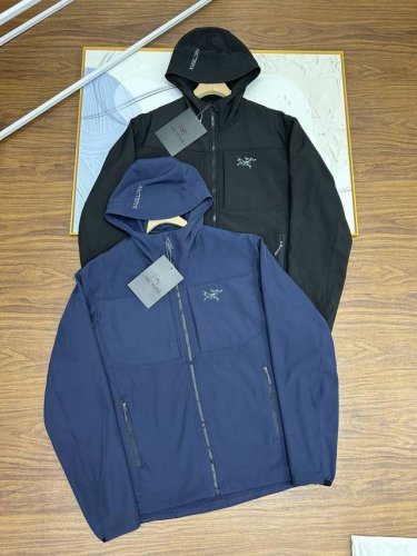 280，秋冬新款官网同步男士连帽加绒冲锋衣，爆款来袭户外专业冲锋.衣抓绒软壳冲锋衣！新款冲锋衣。如果说雪山探险所需的冲锋衣是一件秘银重甲的话，那这一件，可算的上
