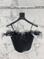 圣家春夏鸵鸟毛立体抹胸上衣 双面醋酸缎面质地材质立体剪裁 定制加密双层鸵鸟毛装饰 高级优雅时尚 盛夏辣妹必入款 码数Sml
