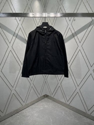 驴家 25Ss新款防风夹克为科技面料铺陈 Monogram City Walk 提花图案，展现传统茹伊印花与摩登都市遛狗场景的趣味相融，巧妙点明系列主题。轻便设