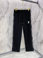 lv# 2025 铜氨丝莫代尔空气层春夏休闲裤子 美学的焕新诠释,演绎浓郁的格调型时尚风范,细节感和设计感强悍.经典品牌标识做为色彩搭配,演绎经典的品牌时尚,为