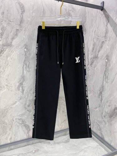 lv# 2025 铜氨丝莫代尔空气层春夏休闲裤子 美学的焕新诠释,演绎浓郁的格调型时尚风范,细节感和设计感强悍.经典品牌标识做为色彩搭配,演绎经典的品牌时尚,为