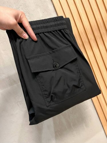 Burberry巴宝莉 黑色工装束脚裤 酷感与实用兼具 经典黑色永远不会出错，既显瘦又百搭。宽松的版型加上抽绳设计，能根据自己的喜好调节松紧，舒适度满分。 两侧