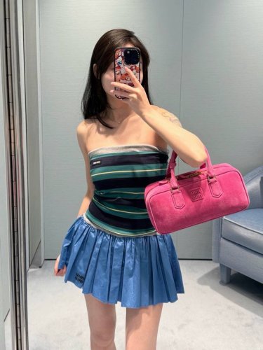 Miumi*25Ss春夏新款 微标条纹拼色叠穿抹胸丨独家Yb开发！高版出品！抹胸的版型也是超级赞！叠穿的设计，既可以单穿展现性感小蛮腰，也可以搭配外套或者衬衫，