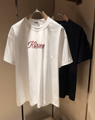 miumiu 谬谬2025春夏新款男女同款短袖T恤，品牌最新设计元素！既不单调也不复杂,恰到好处的展现品味！客供顶级压胶Logo设计！舒适吸汗透气根本不在话下,