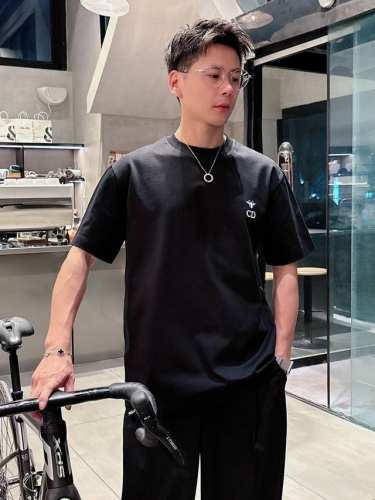 迪奥 2025春夏新款男女同款短袖T恤 定制专属纯棉面料 定制原版工艺螺纹 胸前重工字母Logo工艺设计 简约大方 从容百搭 档次极高 完美融入时尚还有风情感一