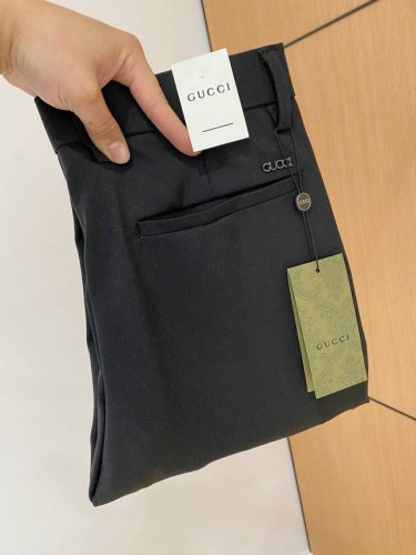 gucci古奇 休闲裤 西裤2025Ss春夏新款 高级定制裤子专用面料 定制原版五金 重工工艺打造 车工走线精细 定制面料 柔软舒适 质感显著 辅料精美 上身效