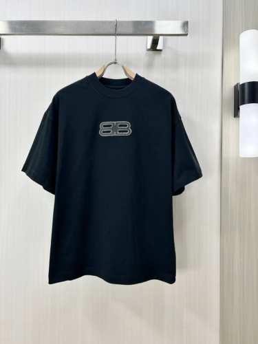 BALENCIAGA 巴黎世家 2025春夏新品图案数码印花短袖T恤，采用定制80支双股丝光棉面料；一款历经5年开发试验来的受大众非常好评的一款面料，胸前由围绕