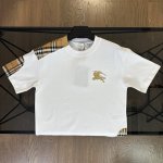 巴宝莉 Burberry 2025春夏新品战马刺绣拼接格子设计圆领短袖T恤 胸前采用战马刺绣设计，格子布与骑士战马元素彰显品牌特征，采用数码精密立体贴布绣工艺，