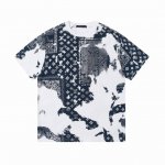 高版本 Louis Vuitton 路易威登老花腰果花扎染短袖 采用定制26S双纱无尘棉面料，采用1×2双纱螺纹，克重 G，对版定染卡其色，多维度测试对比色差问