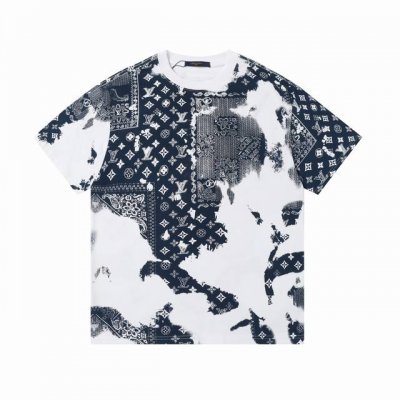 高版本 Louis Vuitton 路易威登老花腰果花扎染短袖 采用定制26S双纱无尘棉面料，采用1×2双纱螺纹，克重 G，对版定染卡其色，多维度测试对比色差问