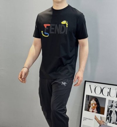 240 fend*芬-迪25S春夏新款圆领T恤.经典字母搭配蛇年造型辨识度鲜明超级走心！高温烫画立体发泡工艺.选用客供190G定织丝光棉布制成，整件单品的面料质