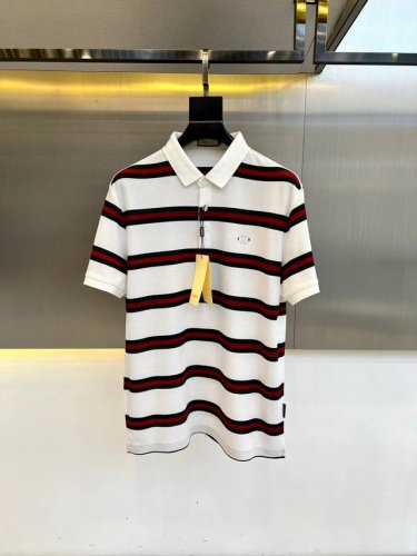 gucc古驰、2025春夏新品商务休闲短袖Polo Shirt，面料以驻地丝光棉制成，常规版型剪裁，打造休闲廓形。采用客供定织100%六眼珠地棉布精心制成，面料