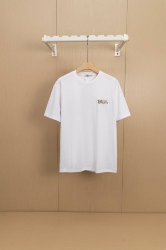 挂拍图 对版刺绣 Dior 迪奥 蛇年苹果短袖T恤 官网一致 *定制280克全棉面料，面料柔软，亲肤舒适 *前幅刺绣蛇年字母标识 *非常简约大气的一款 无论是上