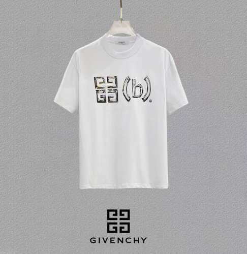 Givenchy 纪梵希、25Ss高版本胸贴印花Logo圆领短袖T恤。面料采用定制280G支双股精棉平纹高密无尘全棉布料，Os版型宽松慵懒百搭，轻奢大气，众多明