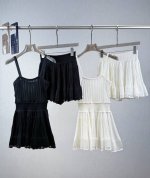 a家 吊带短裤裙套装 Alaia Crinoline系列 97%粘胶，2%聚酰胺，1%氨纶 粘胶纤维细度接近丝绸，触感柔滑细腻，面料垂感佳，聚酰胺增加衣物的耐磨