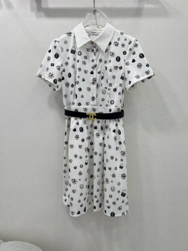 Chan*L 25夏季新款连衣裙 经典品牌印花添加了包包宝石元素 经典与潮流的碰撞 订制面料 精致的设计 薄款面料轻松拿捏炎炎夏日 不仅甜美又十分复古 气质少女